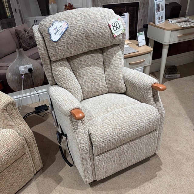 Chatham Standard Cloud Zero Riser Recliner (Ipswich)